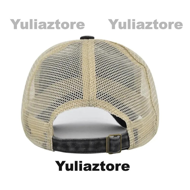 Pu&ograve; includere: Cappellino da camionista in rete beige con visiera nera e cinturino regolabile. Il cappello ha un bottone nero sulla parte superiore e la scritta "Yuliaztore" in bianco.
