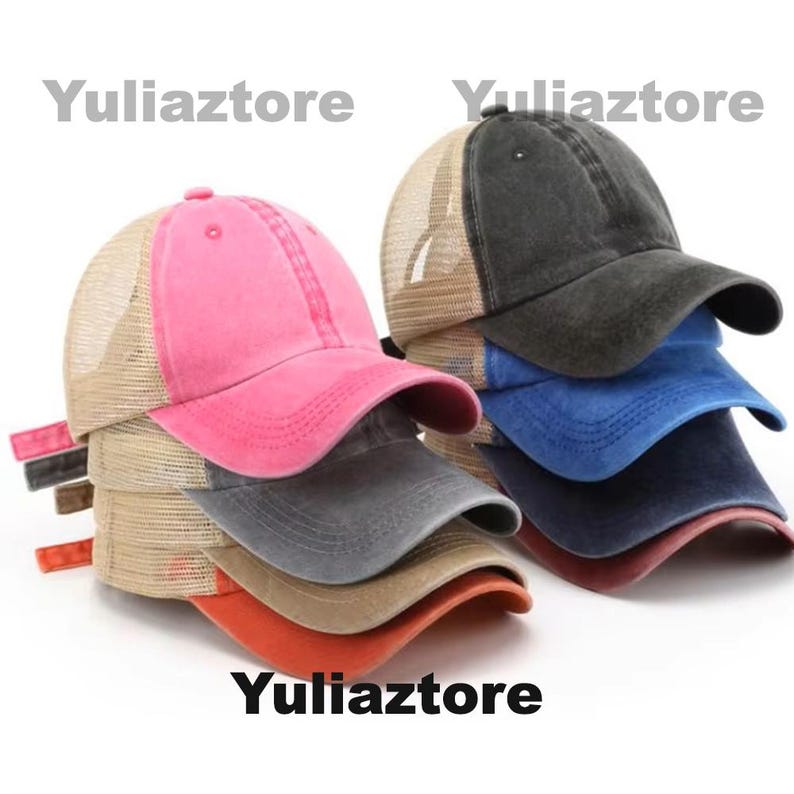 Pu&ograve; includere: Una pila di cappellini da camionista in vari colori, tra cui rosa, grigio e blu. Ogni cappellino presenta un retro in rete e una visiera curva. Il testo "Yuliazstore" &egrave; stampato sull'immagine.