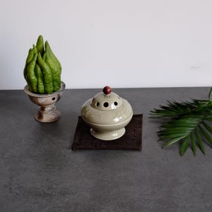 Verdant Celadon Incense Holder – Grass & Wood Ash Glaze
