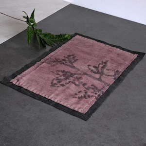 Handsydd botanisk tematta – Värmeöverföring av blad på växtfärgad bomull | 47×30 cm | Artikel 099