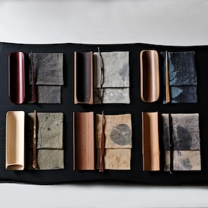 Handgjort Gong Fu Cha-paket i bambu – teskopa och sked + 2 naturliga växtfärgade underlägg (present) – Utvalt set av konstnärer