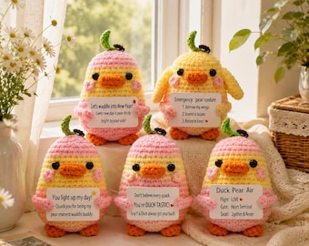 Bambola all'uncinetto personalizzata a forma di anatra e pera - Divertente regalo di supporto emotivo a forma di anatra - Regalo personalizzato per dire "Ti penso" - Animale domestico motivazionale con gioco di parole - Confezionato in scatola