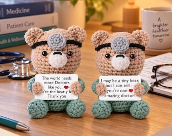Urso médico de crochê personalizado, mascote de apoio emocional para profissionais da saúde, presente artesanal de agradecimento para enfermeiros, decoração de mesa personalizada.