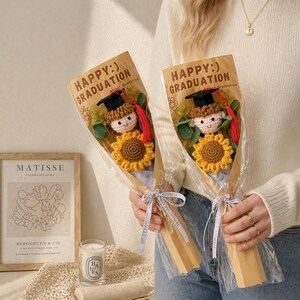 Ramo de graduación de ganchillo con girasol y muñeca, regalo para la promoción de 2026, tarjeta personalizada con máquina de escribir, flor de felicitación artesanal para graduados.