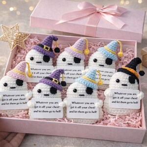 Conjunto de 3/6 figuras de apoyo de ganchillo y nota personalizada, color a elegir, set de regalo de fantasma artesano, muñeco de apoyo divertido con tarjeta de máquina de escribir.