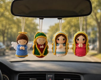 パーソナライズされた守護天使と聖母マリアのクロシェチャーム、洗礼と堅信のためのカスタムカトリックギフト、宗教的な記念品バッグチャームギフト