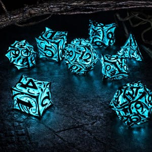 暗闇で光る金属製DNDダイスセット – 光る多面体RPGアクセサリー