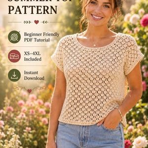 Könnte beinhalten: Ein beiges Häkel-Sommeroberteil mit Rundhalsausschnitt und kurzen Ärmeln. Der Text auf dem Bild lautet: CROCHET SUMMER TOP PATTERN, Beginner Friendly PDF Tutorial, XS-4XL Included und Instant Download. Das Oberteil hat ein durchbrochenes Muster.