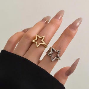 Puede incluir: Juego de tres cuencos de cerámica apilables con exterior moteado color crema e interior marrón oscuro. El cuenco más grande mide unos 15 cm de diámetro.