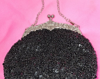 Bolso de noche negro con lentejuelas y cuentas, cadena plateada, estilo vintage.