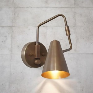 Aplique de pared moderno de latón con pantalla cónica ajustable, lámpara de estilo mediados de siglo, luminaria de pared industrial para mesita de noche o lámpara de lectura.