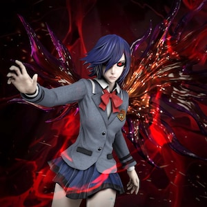 Può includere: Una statuetta collezionabile in stile anime di un personaggio con capelli blu corti, un occhio rosso e una benda nera. La figura indossa un blazer grigio con un papillon rosso e una gonna blu scuro, con grandi appendici alari traslucide viola scuro e rosse.