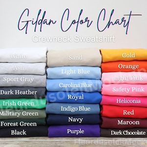 Op de afbeelding: Een kleurenkaart voor Gildan crewneck sweatshirts. De kaart toont een verscheidenheid aan kleuren, waaronder wit, zwart en marineblauw. De tekst "Gildan Color Chart" staat in cursief bovenaan de afbeelding.