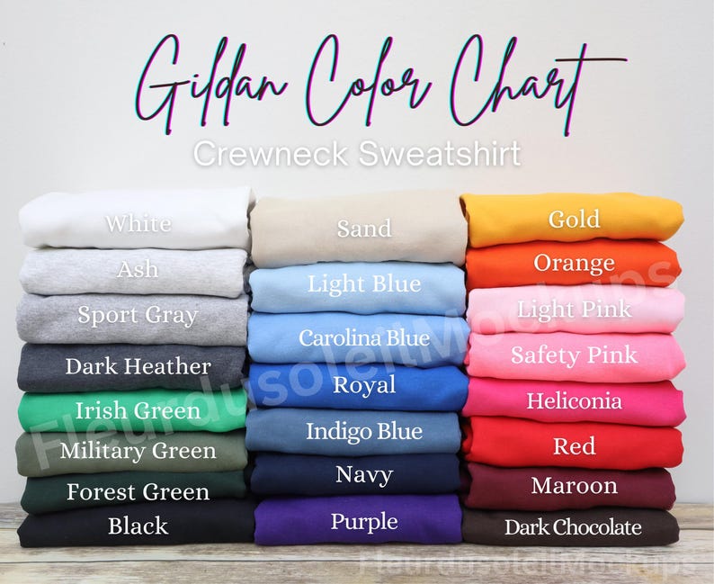 Op de afbeelding: Een kleurenkaart voor Gildan crewneck sweatshirts. De kaart toont een verscheidenheid aan kleuren, waaronder wit, zwart en marineblauw. De tekst "Gildan Color Chart" staat in cursief bovenaan de afbeelding.