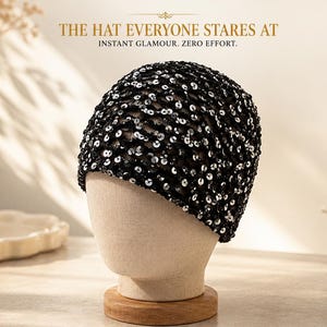 Op de afbeelding: Een zwarte muts bedekt met reflecterende zilveren lovertjes op een beige etalagepophoofd. De tekst erboven luidt: THE HAT EVERYONE STARES AT. INSTANT GLAMOUR. ZERO EFFORT. De muts heeft een dicht patroon van glinsterende ronde lovertjes over het gehele oppervlak.