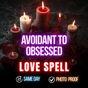 Puede incluir: Un arreglo de velas encendidas de varios tamaños y colores, rodeadas de rosas rojas. El texto "Avoidant to Obsessed Love Spell" se muestra en colores neón brillantes. La imagen tiene una estética oscura y mística.