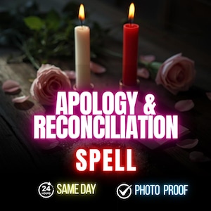 Op de afbeelding: Een brandende witte en een rode kaars staan op een houten oppervlak, omringd door roze rozen en bloemblaadjes. De tekst "APOLOGY & RECONCILIATION SPELL" wordt weergegeven in een gloeiend lettertype.