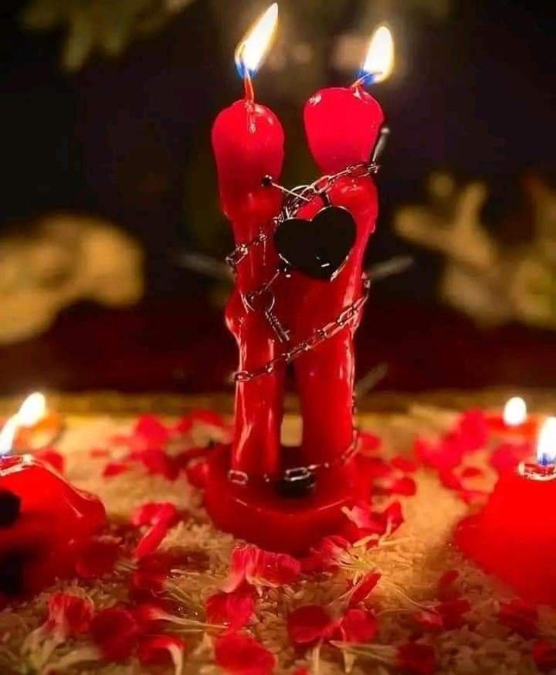 Pu&ograve; includere: Due candele rosse, modellate per assomigliare a due figure che si abbracciano, con fiamme in cima. Un ciondolo a forma di cuore nero &egrave; appeso tra loro e sono avvolte in una catena d'argento. Le candele sono circondate da petali di rosa.