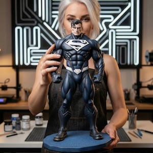 Puede incluir: Figura detallada de Superman con un traje azul oscuro y el emblema "S" blanco. La figura se sostiene frente a una persona. La figura está sobre una base azul. El fondo incluye un diseño de luz de neón y una mesa de trabajo.