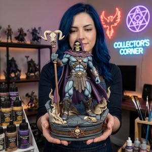 以下が含まれることがあります： 黒い持ち手と「But First, Coffee」のテキストが黒い太字で書かれた白いセラミックマグ。マグカップはぼやけた背景に置かれており、居心地の良い環境を示唆しています。