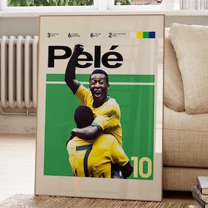 Könnte beinhalten: Gerahmtes Poster mit einem Foto von Pelé in einem gelben Trikot, der mit einem anderen Spieler feiert. Das Poster trägt den Namen "Pélé" in großen schwarzen Buchstaben, mit der Nummer 10 sichtbar. Der Hintergrund ist ein grünes Rechteck.