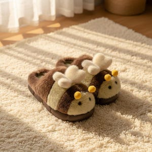 Puede incluir: Un juego de tres tazas de cerámica con un acabado moteado y mate. Las tazas son de color crema, gris claro y gris oscuro. Cada taza tiene un diseño simple y minimalista y un asa redondeada.