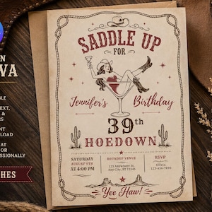 Könnte beinhalten: Eine 12,7 x 17,8 cm große Einladungskarte mit einer Vintage-Illustration einer Person mit Cowboyhut, die in einem Martiniglas sitzt. Der Text lautet SADDLE UP FOR Jennifer's Birthday 39th HOEDOWN, inklusive Datum, Uhrzeit, Ort und RSVP.