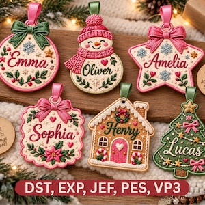 Op de afbeelding: Zes geborduurde kerstornamenten met de namen Emma, Oliver, Amelia, Sophia, Henry en Lucas. De ontwerpen omvatten een ronde kerstbal, sneeuwpop, ster, geschulpte cirkel, peperkoekhuisje en kerstboom, elk met feestelijke strikken.