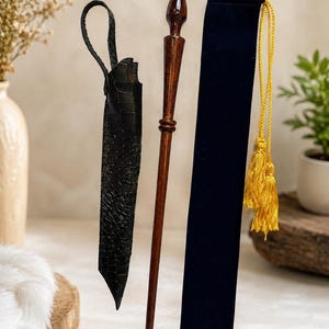 Handgemaakte houten toverstaf met marineblauwe fluwelen hoes en leren holster, fantasie toverstaf, tovenaarscadeau, verzamelobject