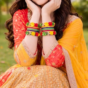 Conjunto de brazaletes de hilo de seda floral hechos a mano, joyería india colorida para bodas - Brazaletes para ceremonias Mehndi y Haldi