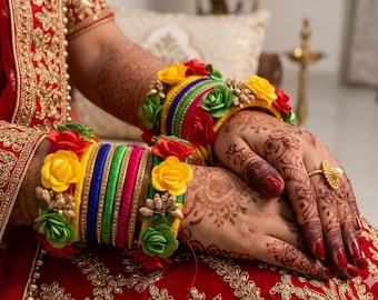 Brazaletes de hilo de seda hechos a mano con rosas de tela para la novia. Joyería colorida para Mehendi.