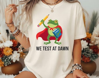 Camiseta gráfica de rana "We Test At Dawn", divertida camiseta para el examen del profesor de cálculo.