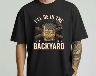 Camiseta "Estaré en el patio trasero, whisky y puros", regalo divertido para amantes del bourbon, camiseta gráfica retro para fumadores de puros.