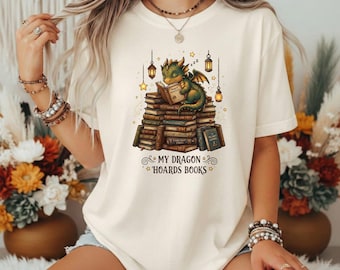 Camiseta gráfica "Mi dragón atesora libros", camiseta para lectores de fantasía, regalo para bibliófilos.