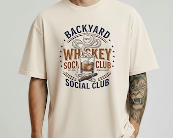 Camiseta del Backyard Whiskey Social Club, regalo para amantes del bourbon y los puros, camiseta retro con estampado de vaso de whisky, club divertido exclusivo para miembros.
