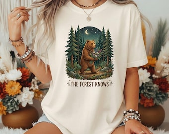 Camiseta estampada con el oso "El bosque lo sabe", camiseta para amantes de la naturaleza con estampado floral del bosque.