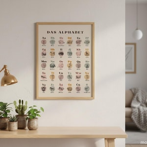 Op de afbeelding: Een witte keramische mok met een zwart handvat en de tekst "But First, Coffee" in een handschriftstijl. De mok staat op een wit oppervlak. De mok is ongeveer 10 cm hoog.