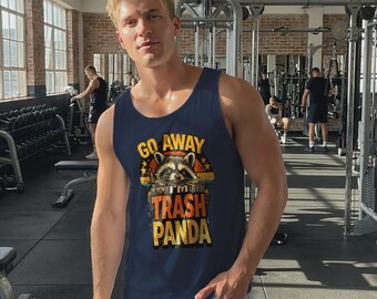 Canotta unisex tinta in capo con divertente grafica di un procione arrabbiato, maglietta con meme "Go Away I'm Trash Panda", maglietta vintage effetto invecchiato con umorismo animale.