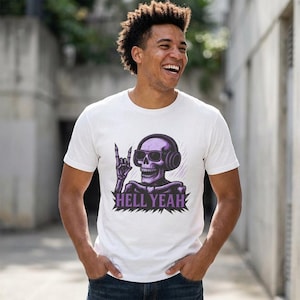 Camiseta con auriculares de calavera, camiseta gráfica Hell Yeah, top de estilo urbano para amantes de la música.