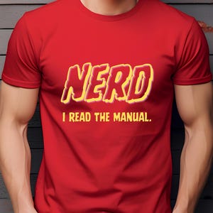 Camiseta "Nerd I Read The Manual", camiseta retro con humor tecnológico, camiseta gráfica estilo cómic para programadores.
