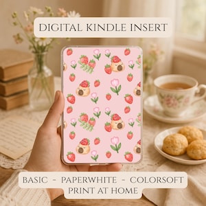 Puede incluir: Un inserto digital para Kindle con un patrón repetitivo sobre un fondo rosa claro. El diseño incluye ilustraciones de fresas, tulipanes rosas y pequeñas caras de oso marrón con sombreros de fresa. Texto: DIGITAL KINDLE INSERT.