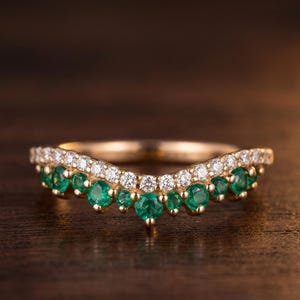 Anello con corona di smeraldo in argento sterling 925, fascia curva vintage, fede nuziale con gemma verde, anello impilabile a forma di V, gioiello minimalista da regalare