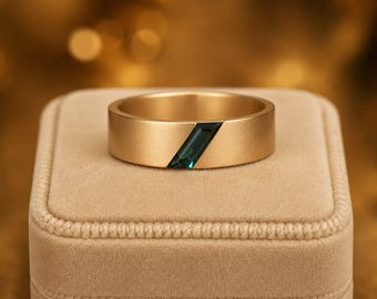 Ehering für Herren mit smaragdgrünem Saphir im Smaragdschliff, mattgoldener Ring, minimalistischer Herrenring, einzigartiger Bräutigamring, Jahrestagsgeschenk für ihn