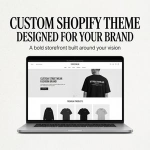 Può includere: Un laptop che mostra un design a tema Shopify per un marchio di streetwear. Lo schermo mostra il testo "CUSTOM STREETWEAR FASHION BRAND" e immagini di prodotti. Le parole "STREETWEAR" e "PREMIUM PRODUCTS" sono visibili. Il testo "CUSTOM SHOPIFY THEME DESIGNED FOR YOUR BRAND" è in alto.