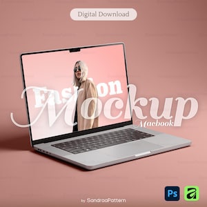 Op de afbeelding: Een zilveren laptop-mockup op een effen oudroze achtergrond. Het scherm toont een foto van een persoon met blond haar, een zonnebril en een beige jas. De tekst op het scherm luidt Fashion Mockup Macbook en Digital Download.