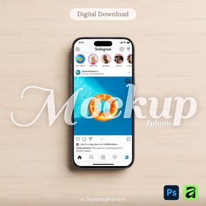 Puede incluir: Un teléfono inteligente negro que muestra una interfaz de feed de Instagram con una publicación que presenta un flotador de rodaja de naranja sobre agua azul. La pantalla muestra iconos de perfil, ubicación, pie de foto y navegación.