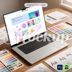 Könnte beinhalten: Ein silbernes MacBook-Laptop, das eine Website-Design-Oberfläche anzeigt, umgeben von Designelementen wie Farbfeldern, Skizzen und Typografie-Mustern. Die Wörter "Digital Download" und "Mockup Macbook" sind sichtbar.
