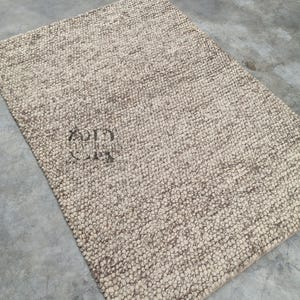 Alfombra Dhurrie de lana tejida a mano, color beige neutro, tejido plano de bucle grueso, estilo rústico moderno.