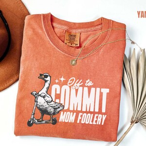 Maglietta "Off to Commit Mom Foolery", maglietta divertente con oca per mamma, maglietta Comfort Colors, maglietta sarcastica per mamma, maglietta con oca sullo scooter, regalo per mamma caotica
