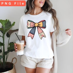 Könnte beinhalten: Weißes T-Shirt mit einem bunten Patchwork-Schleifendesign. Der Bogen enthält Blumen-, Tupfen- und Karomuster in Rosa, Blau, Grün und Gelb. In der oberen linken Ecke des Bildes steht der Text "PNG File".